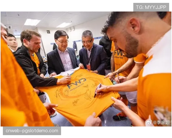 温情时刻：看台上小球迷举牌庆祝生日，得到对应球员签名球衣