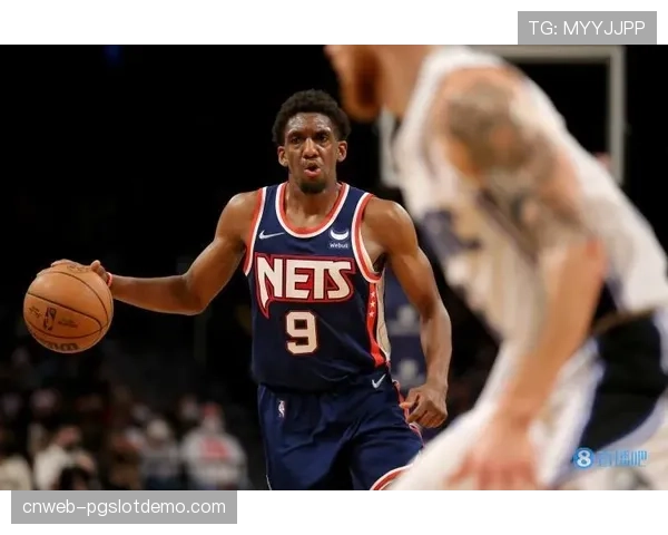 直播画面显示实时热点图，揭示兰斯队成功将对手进攻导向边路后迅速转换